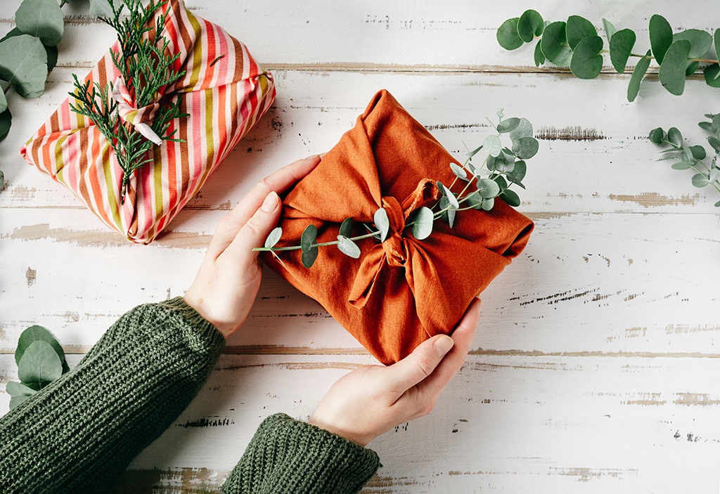 https://thesustainablebrandsjournal.com/wp-content/uploads/2022/05/wrapping-a-gift-in-eco-friendly-reusable-fabric-pa-2022-01-19-00-09-44-utc.jpg